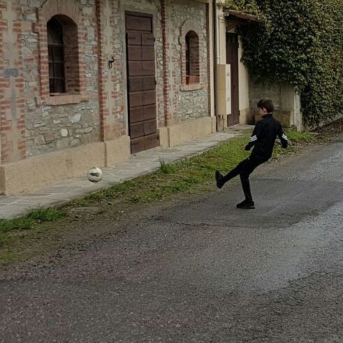 GlennaScacchi's tweet photo. @luca_scacchi10 @Colosseumwines @MrEwanMorrison #footballItaliastyle #streetsport #Calcio #miocuore ⚽️♥️ https://t.co/fvkfHo5fNl