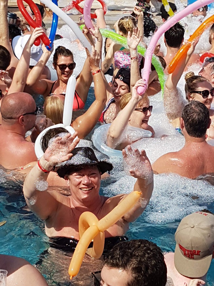 melindamcx's tweet photo. Naaaaa when your parents send you pics of themselves at a pool party in Cancun 😭😂😂 can’t deaaal #gocathy #youdabest https://t.co/7iSe8Zj4FQ