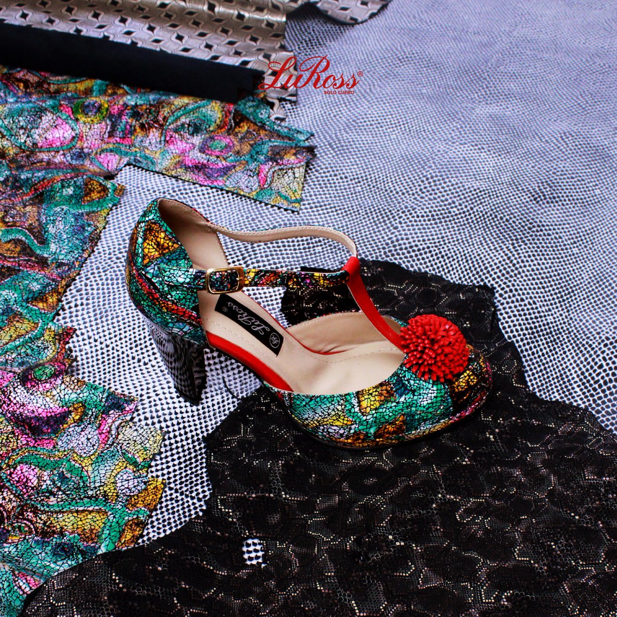 LuRoss_89's tweet photo. ¡ Avance de temporada ! 
Nuestra piel RIO DE JANEIRO, vino para brillar en esta nueva temporada de invierno #fallwinter18
#solocuero #newin 

#Piel #grabada - #prints, con un detalla de color #rojo y nuestro hermoso pom pom. https://t.co/Pt9XnAA5lK