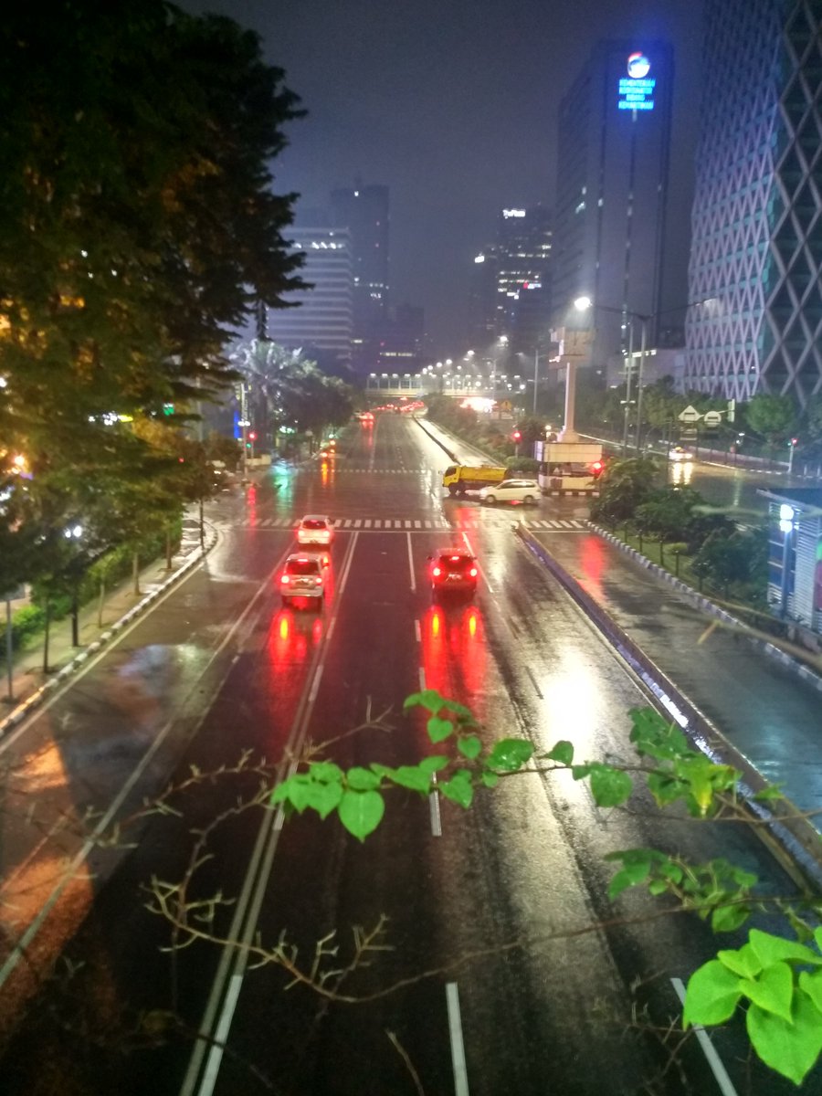 Apakah persamaan hujan dan rindu ? Persamaannya adalah sama-sama bikin meriang.