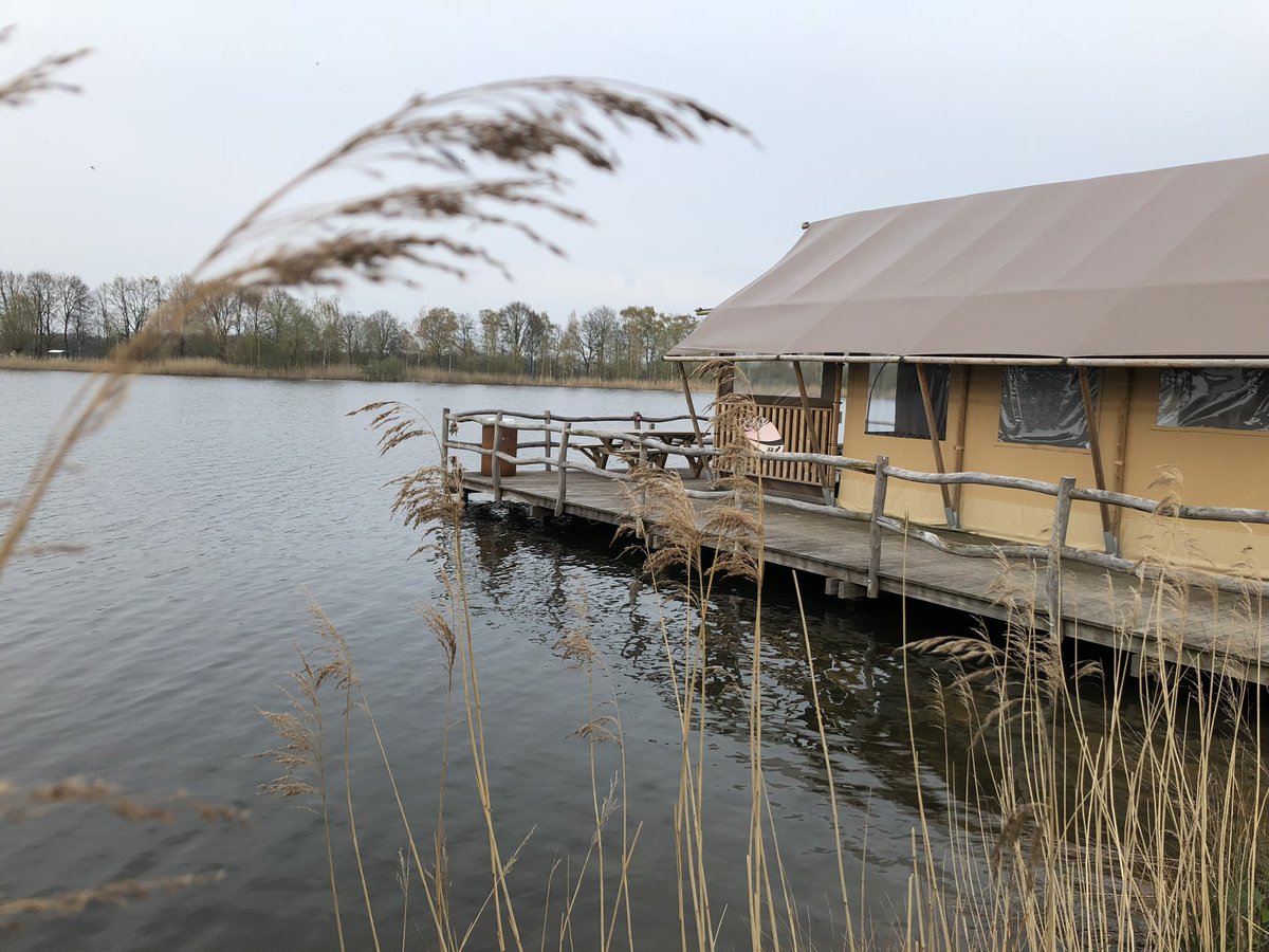 danta's tweet image. Wir campieren mit unseren Booten in diesem Stelzenhaus, es hätte uns schlimmer treffen können! #SpeedBoot