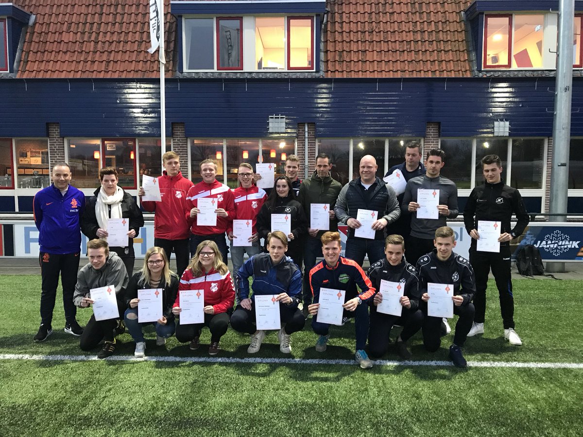 Geertjan1902's tweet photo. 18 trainers van de clubs, @vvhellendoorn @rksvdezweef @SPDaarle en @SVHeeten vanaf nu gediplomeerd pupillen trainer. #jvtc #ontwikkelen #samenwerking #investeren @KNVB https://t.co/vHnhD4hFnQ