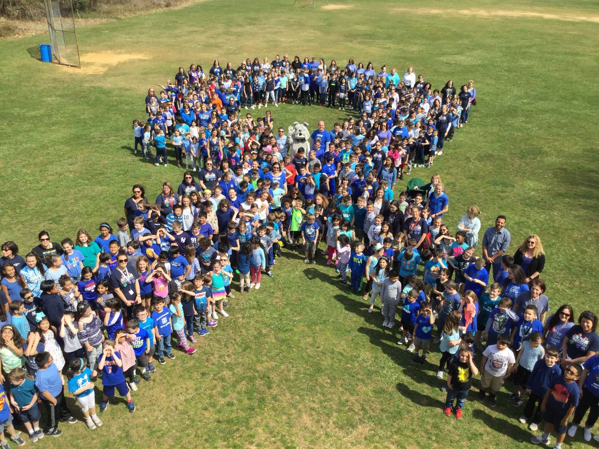 MrsFilozof_FTS's tweet photo. Applegate School coming together for Autism Awareness Month. A huge thank you to Mr. Eichner!!@ApplegatePE@CRA_Bulldogs @CRAMrMillaway #AutismAwarenessMonth #LightItUpBlue #bubbles4autism https://t.co/dBugKFrvxN