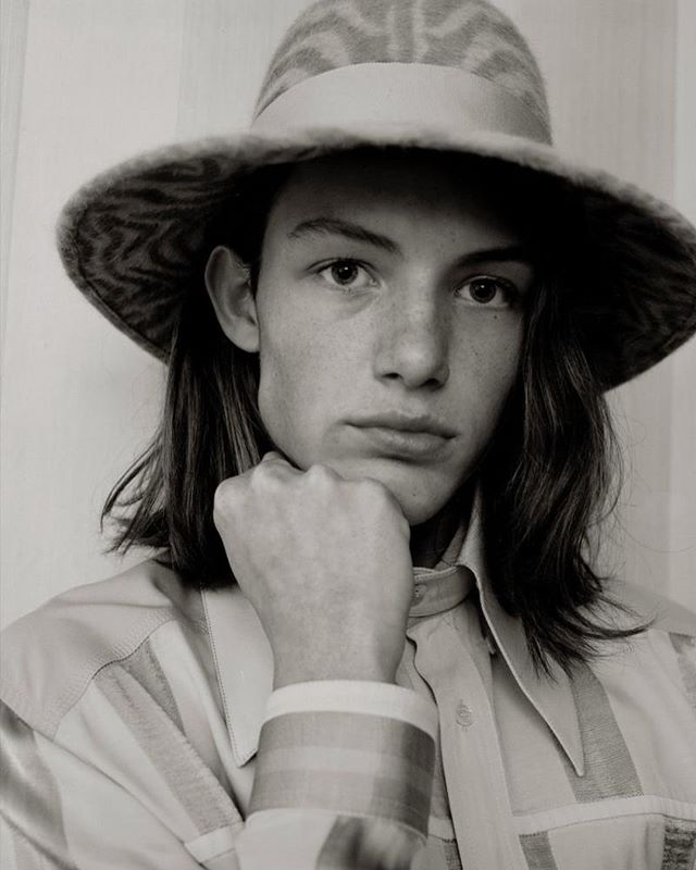 VNYmodels's tweet image. @oliiversonne ⚜️
Rocks vintage styles for @lofficielhommesitalia SS18 #Editorial 📸 @harryecarr 
Fashion @anders44 
#WeekendGroove #VNYStandard zpr.io/n8Xrw