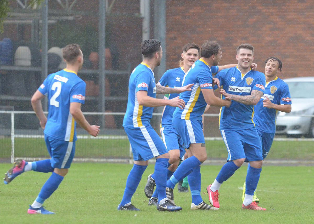 SpaldingUnited's tweet photo. #Tulips celebrate a @GaryKing27 goal the last time they met @bedworth_united (at home) on 9/9/17 - here's hoping for a happy tractor ride home tomoz chaps!... #GoTulips https://t.co/dPZiBGuBuF