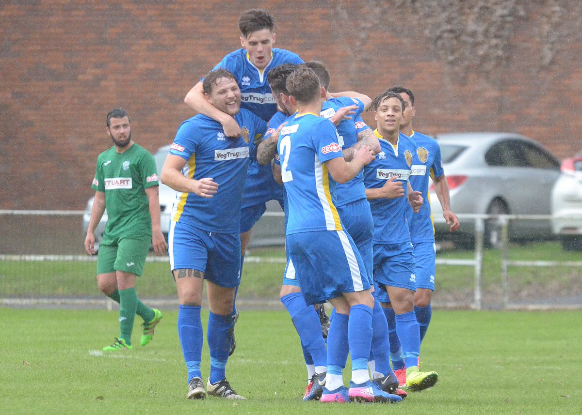 SpaldingUnited's tweet photo. #Tulips celebrate a @GaryKing27 goal the last time they met @bedworth_united (at home) on 9/9/17 - here's hoping for a happy tractor ride home tomoz chaps!... #GoTulips https://t.co/dPZiBGuBuF