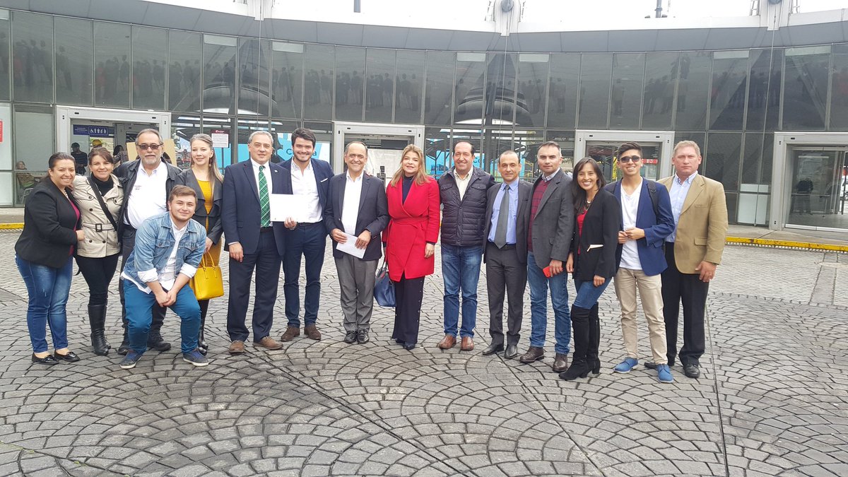 CarlosAcostaCJL's tweet photo. ¡A Dios gracias y a nuestro equipo por esta victoria! Recibí hoy la credencial como Representante a la Cámara de Bogotá para el periodo 2018 - 2022. https://t.co/DSjZWRDJhl