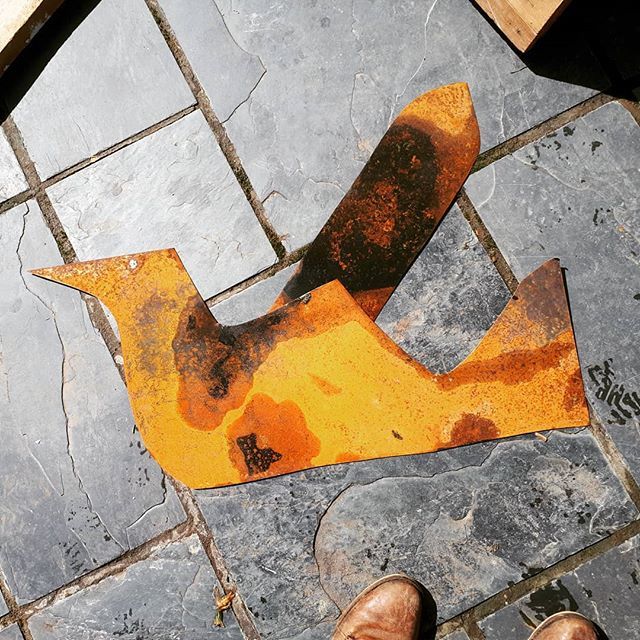 jamesortartist's tweet photo. Scrap metal on the patio floor. Do you see what I see?? #phoenixstudiotowersey #phoenixstudio #studiolife #creativity #artcourses #wire #wiresculpture #scrapmetal #coincidence #happinessthroughchance https://t.co/176EWinwLt https://t.co/c1vwavUpow