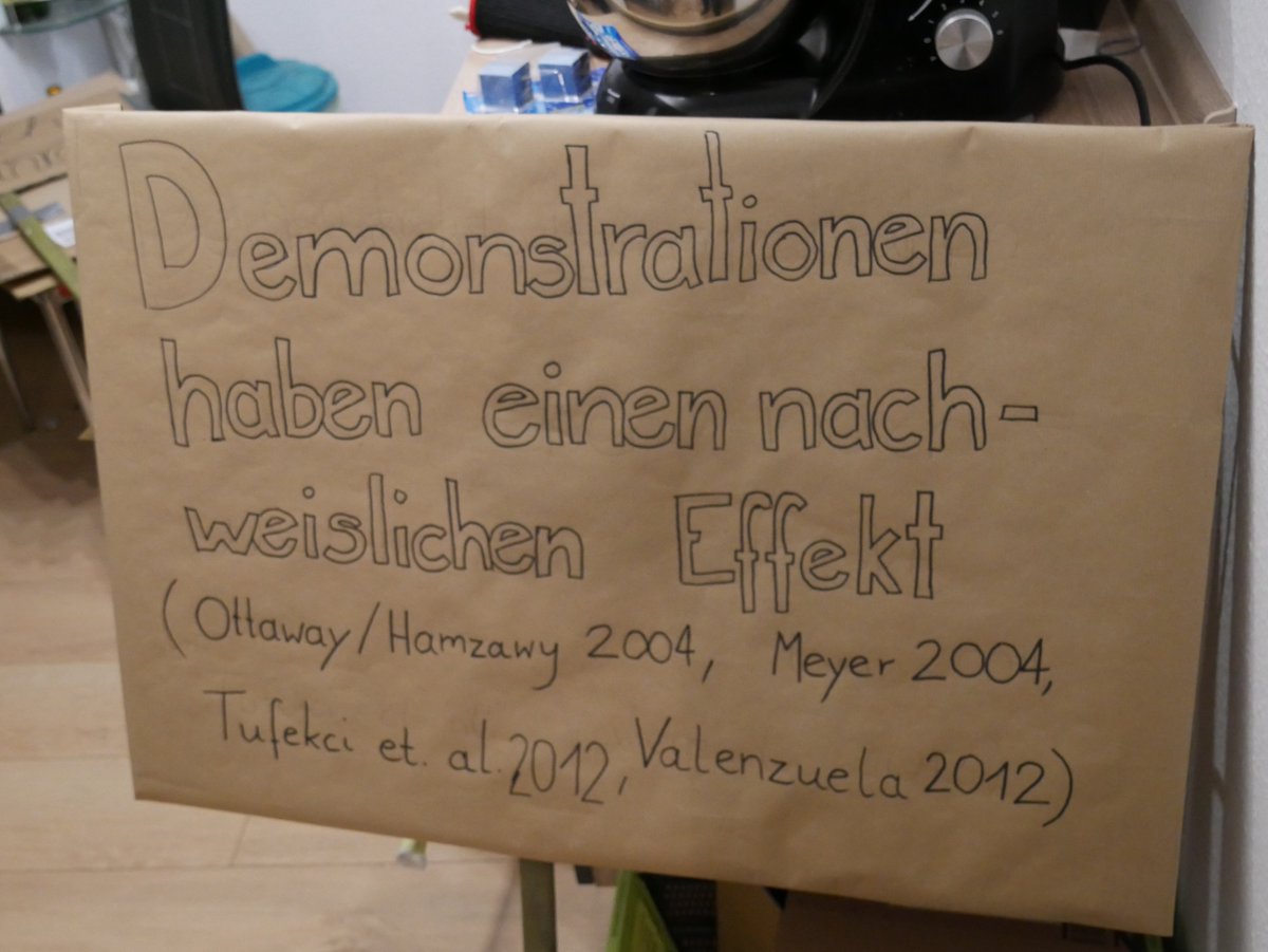 Donar23's tweet image. Wir haben unsere #PosterParty für den #MarchForScience gerade beendet und sind bereit morgen durch #Trier zu marschieren. 

@ScienceMarchTRI #M4SPoster