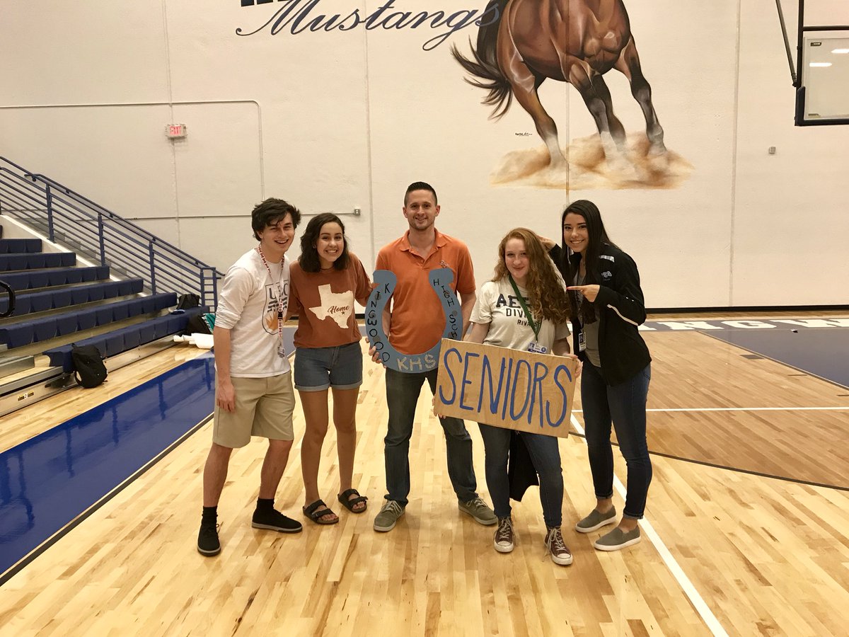 khsclassof18's tweet photo. 💙✨👑🐴 Email our historian any pics you took today at the pep rally/from our 4 years at KHS to include in grad slideshow! khstori18@gmail.com https://t.co/yxhvInEy4b