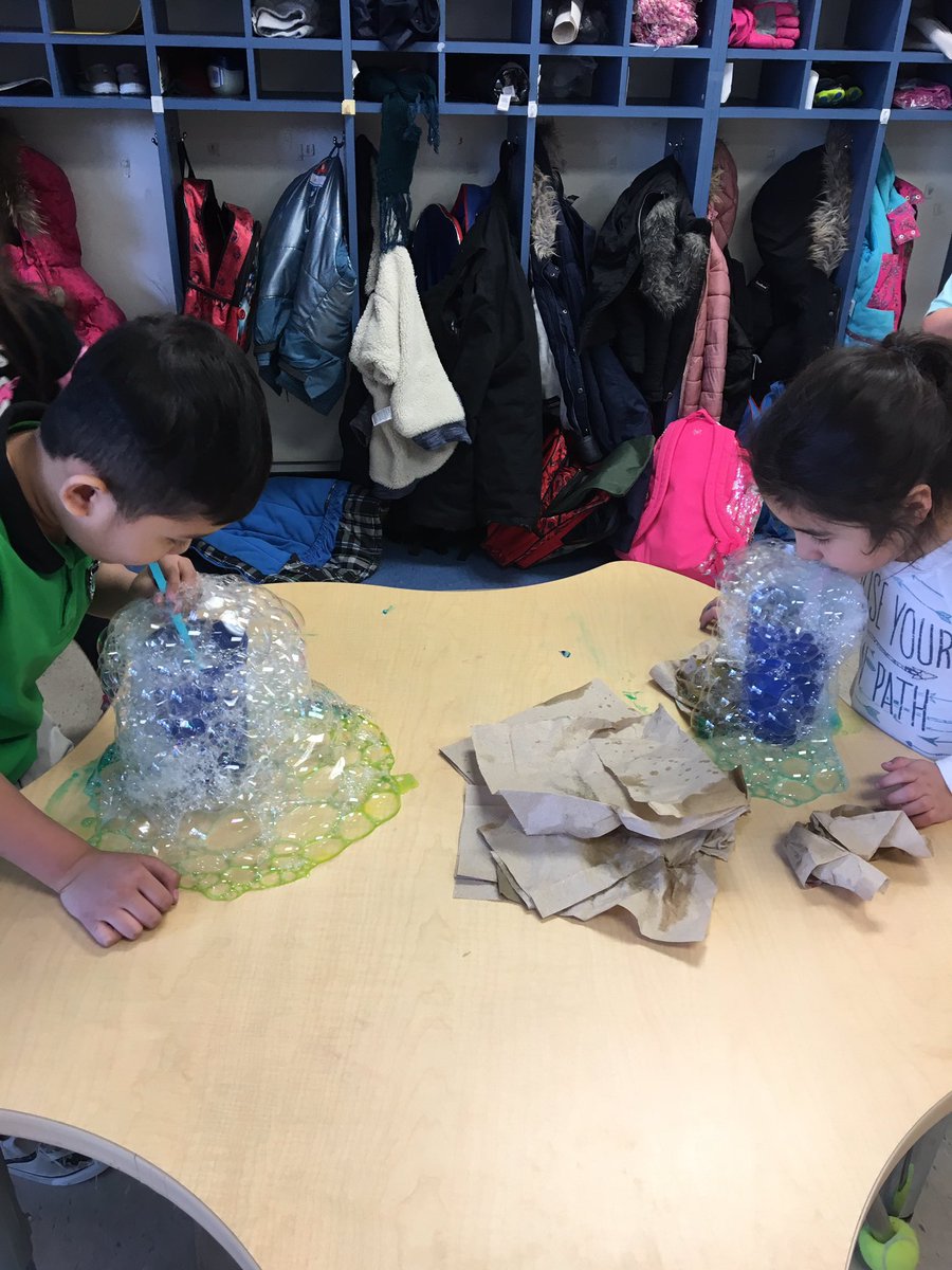 resurreccion102's tweet image. Simple yet fun and engaging activity #mixingcolors @fort_rouge @PennyMorka