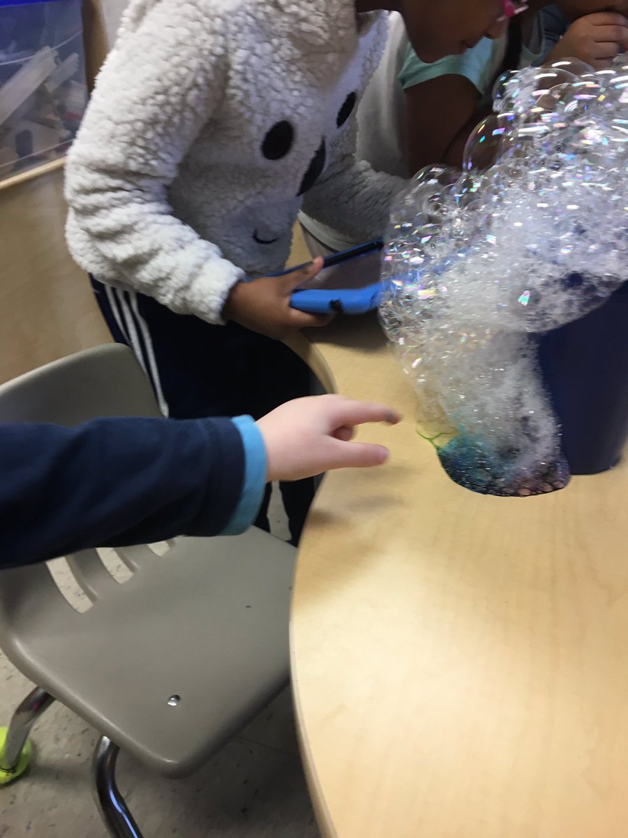 resurreccion102's tweet image. Simple yet fun and engaging activity #mixingcolors @fort_rouge @PennyMorka