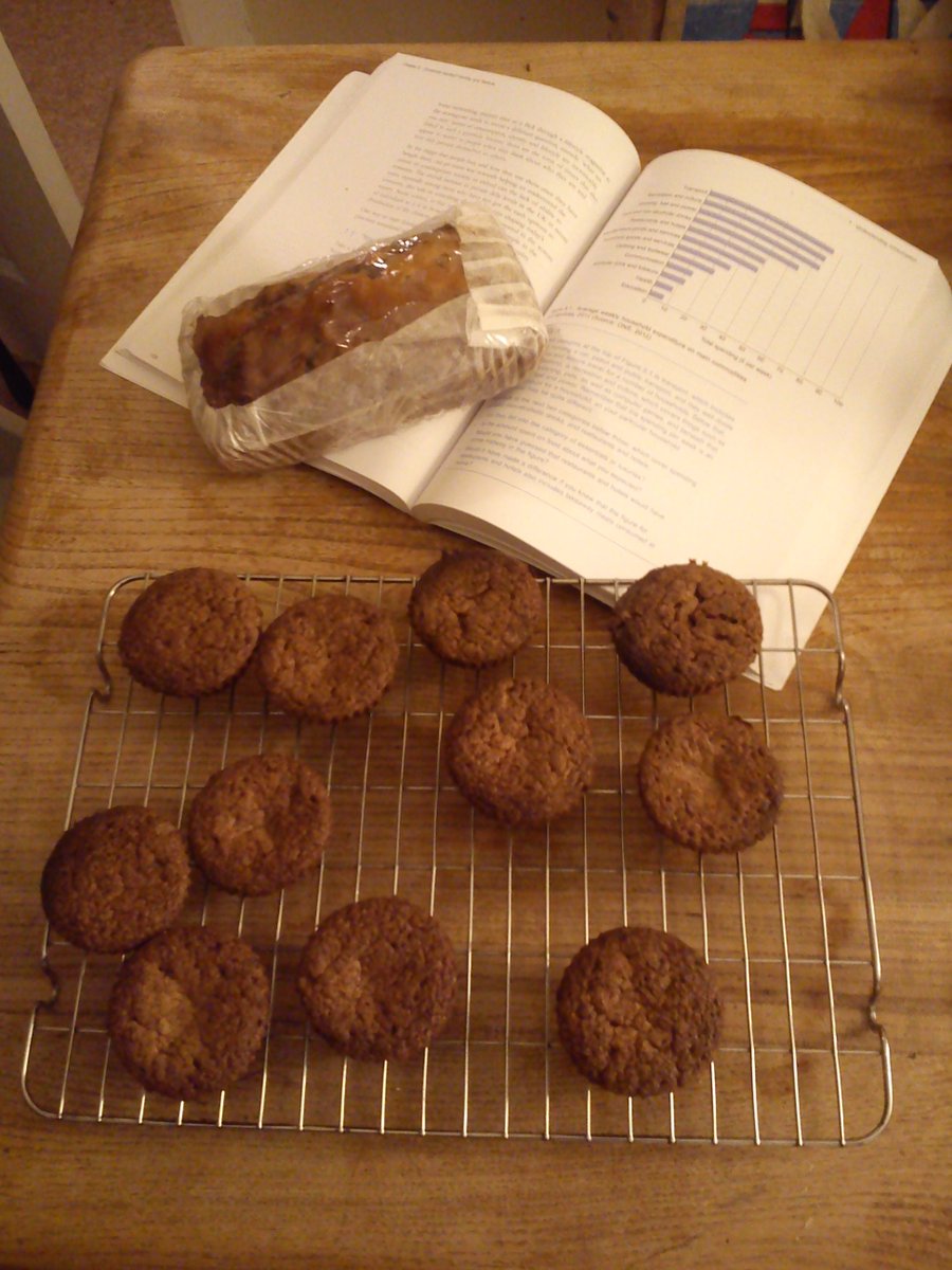 ANLecturer's tweet photo. Last day of my holiday - I'm writing my #DD102 tutorial presentation for tomorrow's @OU_FASS tutorial, emailing @OUstudents to encourage them to come along and baking chocolate cupcakes to take along π
#BakingMethod #BlendedLearning https://t.co/lHN8awCEwL