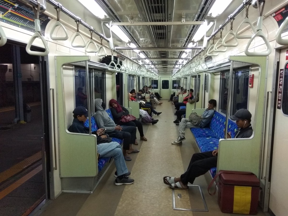 Paling enak naik KRL ya yg gerbongnya cm kayak milik sendiri...SUPER LEGAAA BINGITS..Bebas dari desek2an &amp; aroma bau ketek dr antah berantah😂. Seninya Naik Kereta 🚇 tapi harus berangkat subuh 😆 

<a href="/LINIKINI_ID/">LINIKINI by FUTR</a> #potdlinikini #comuterline <a href="/comuterline/">comuter</a> #POTDLiniKini #CommuterLife