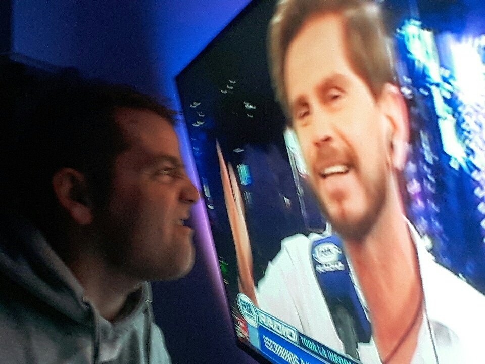 Leo_1804's tweet photo. #FSRadioSur pollo estamos aca con manosi mirando el programa, queremos la camiseta del uruguayo! https://t.co/1q6ZYbMN9p