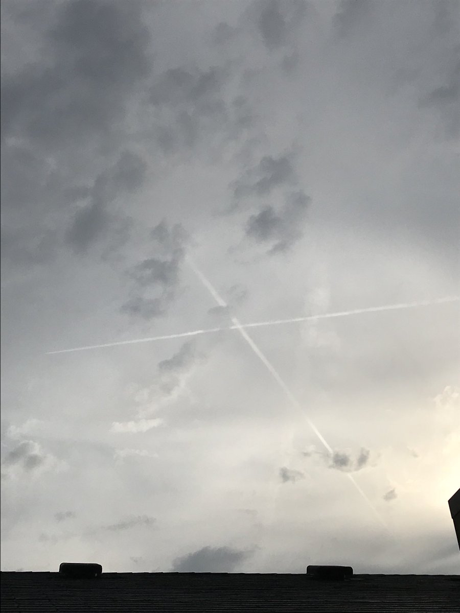 SusanPrzybylo's tweet image. “X” marks the spot. Some pilots are having fun in the clouds this afternoon. @CloudAppSoc #ilwx #jetcontrails