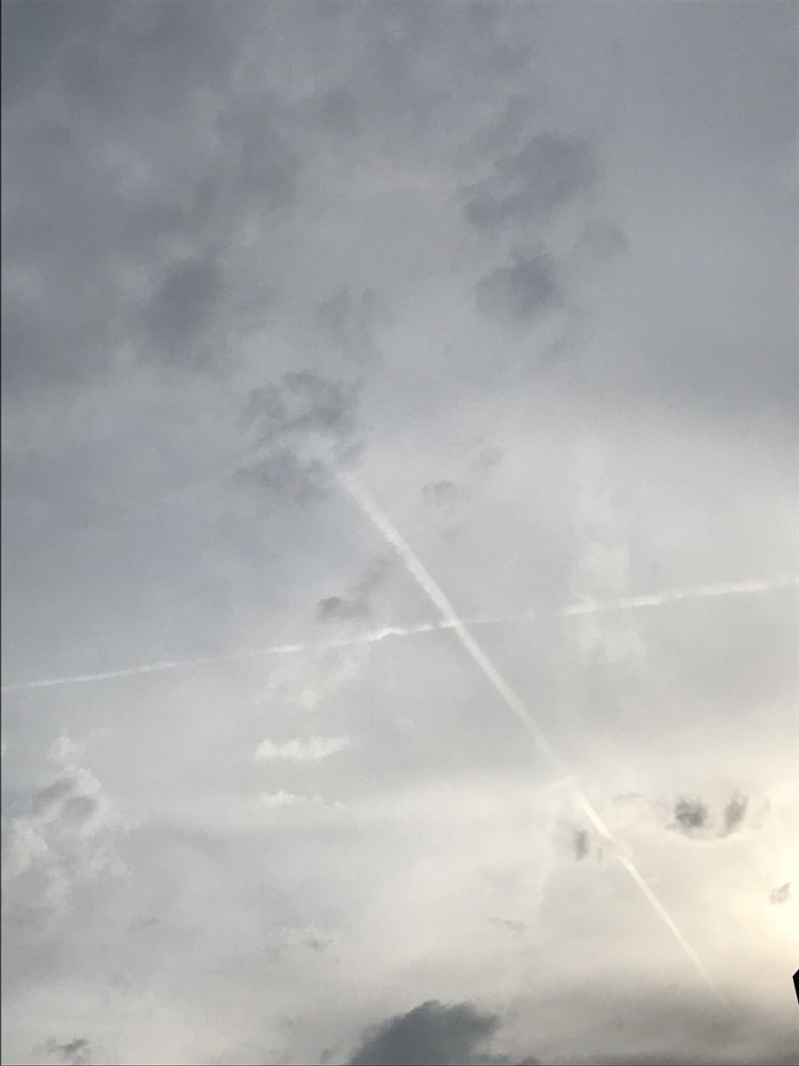 SusanPrzybylo's tweet image. “X” marks the spot. Some pilots are having fun in the clouds this afternoon. @CloudAppSoc #ilwx #jetcontrails