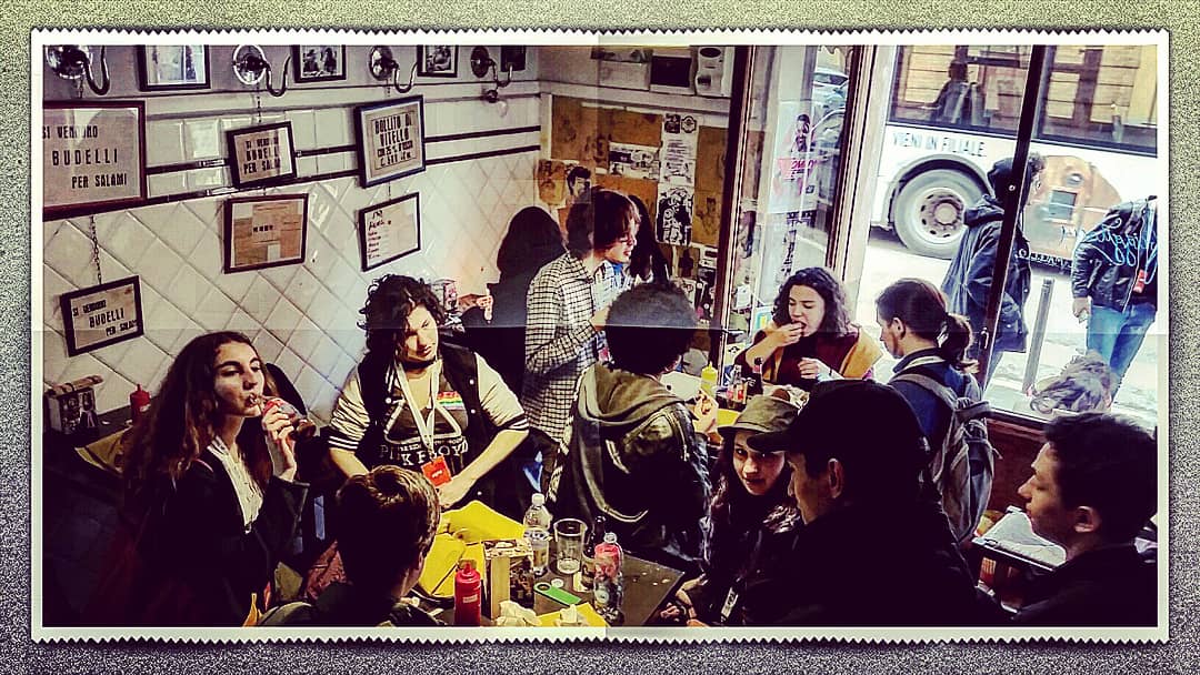 IlMacelloFritto's tweet photo. #istantanea #fritta ☛ Il #futuro del #giornalismo #internazionale è stato a #pranzo da noi ☛ grazie ragazzi!#ijf18 #festivalgiornalismo #perugia #friggitoriailmacello #borgoxxgiugno #since2014 #borgobello #centrostoricoperugia #streetfoodperugia #streetfood #friggitoriaperugia https://t.co/1Et37JAcFR