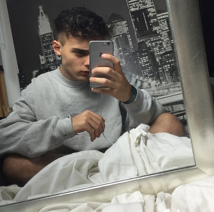 rydergotgooddic's tweet photo. @.LACHLANISCHILL : “so who wants to kiss me bc ryder is a big fat LIAR LIAR PANTS ON FIRE” https://t.co/PJU5PJE3VK
