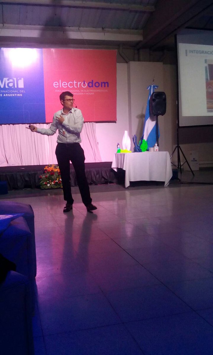 expoelectrodom's tweet photo. "Si mejoramos la venta del cliente , mejoramos la experiencia del consumidor" #RamiroIzurrieta #Innovación Marco Marketing #CAIME2018 #ELECTRODOM2018 https://t.co/GgXtxtQU7d