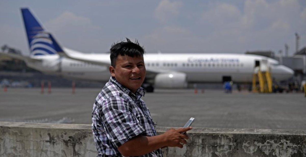 soy_502's tweet photo. #Orgullo502 
¡Sueño cumplido! Manuel Perebal trabajará en el aeropuerto

El fin de semana sorprendió a todos con un video viral en el que demostraba su dominio sobre varios idiomas. Hoy cumplió su sueño y estará atendiendo a turistas. Míralo aquí:

https://t.co/QaCWH5NacH https://t.co/EcHadY4ZXD
