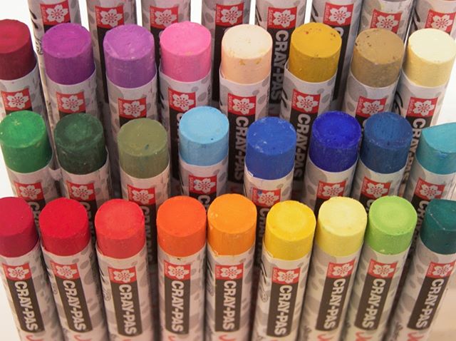 SamFlaxOrlando's tweet photo. Invented in 1925, #Sakura Color Products formulated Cray-Pas oil pastels with premium quality pigments, wax and oil. The motivation was to provide school children with a blendable, smooth textured art material to help promote creativity and self-expression!
 #CrayPas #rainbow https://t.co/95DM709gT1