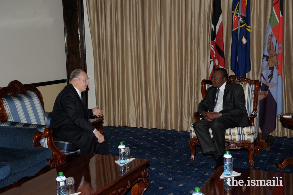 TheIsmaili's tweet photo. PHOTOS: @PresidentKE @UKenyatta and @FirstLadyKenya Margaret Kenyatta welcome Mawlana Hazar Imam to the State House in Nairobi #DiamondJubilee #AgaKhan #Ismaili #OneJamat #KenyaVisit https://t.co/ViAJYEl96V