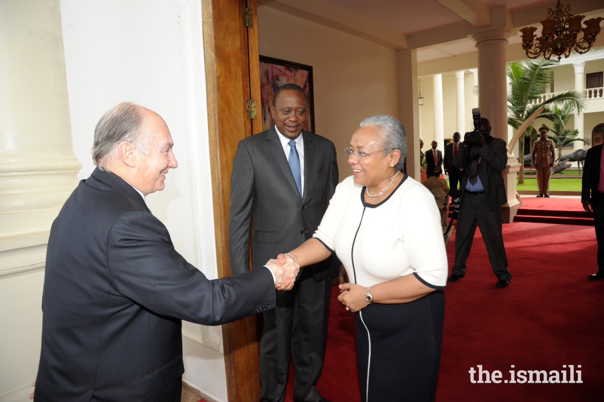 TheIsmaili's tweet photo. PHOTOS: @PresidentKE @UKenyatta and @FirstLadyKenya Margaret Kenyatta welcome Mawlana Hazar Imam to the State House in Nairobi #DiamondJubilee #AgaKhan #Ismaili #OneJamat #KenyaVisit https://t.co/ViAJYEl96V