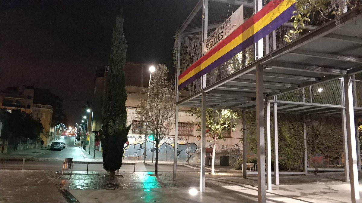 ConfluBadalona's tweet photo. Avui a #Badalona estem d' #OperacioRepublica. Vestim de gala la plaça Alcalde Xifre! Visca la República! 👏 https://t.co/ljvxGxwsLO