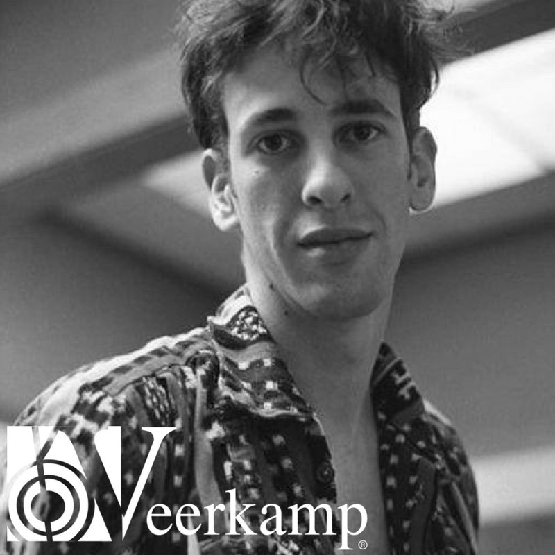 VeerkampAcad's tweet photo. Hoy recordamos el nacimiento del cantante Hillel Slovak.

Fue el guitarrista original y fundador de la banda de funk rock @ChiliPeppers. Murió en 1988 por una sobredosis de heroína. 

🎶#LaMúsicaNosUne🎶 https://t.co/7Z4GyuSab7