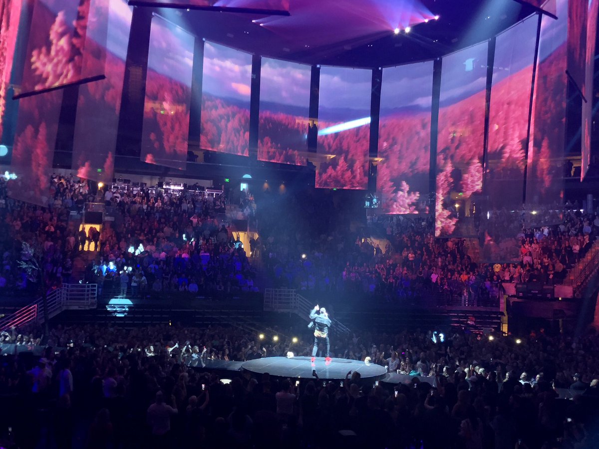 spidadmitchell's tweet image. Last night was amazing! Had a great time watching @jtimberlake do his thing! One of the best shows I’ve ever been too! 🙏🏾💯