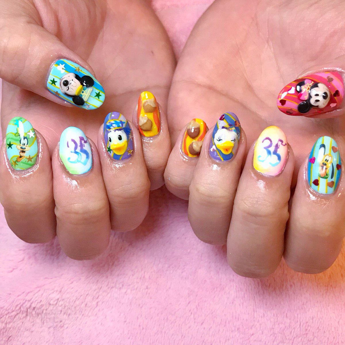 内木ひめか V Twitter New Nail 35周年のディズニー行くので気合い入れてもらいました すごくない いつもかわいくしてくれるけどこの3dはやばい しかも仕事終わりの爆睡してる間に終わらせてくれてた だめうーまん ディズニーネイル ディズニー35周年 3d