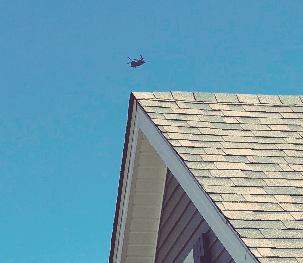 Jesssampley's tweet image. *BREAKING NEWS*

Tiny CH-47 Chinook attempts landing on residents home.