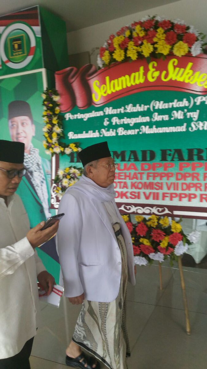 DPP_PPP's tweet photo. Ketua MUI KH. Ma'ruf Amien baru saja sampai di area utama Puncak Harlah PPP.
@Dakwah_MUI 
#PPPForJokowi #Harlah45PPP #Romahurmuziy https://t.co/dfSKzEifJ4