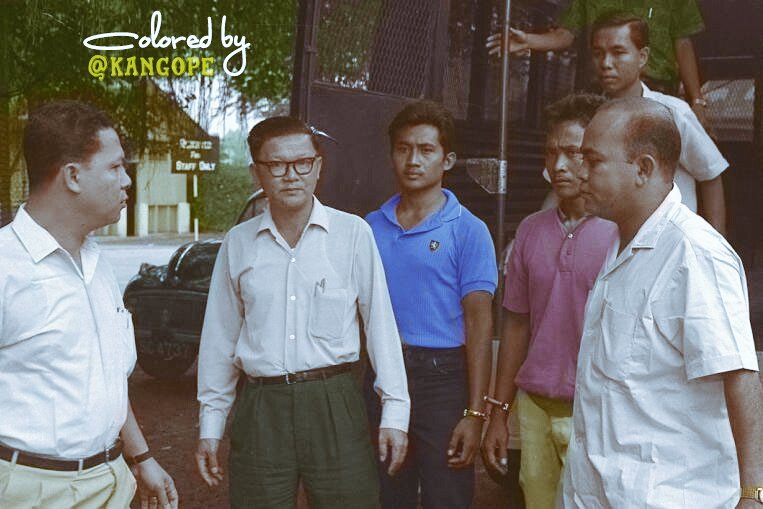 kangope's tweet photo. Usman dan Harun, ketiga dan keempat dari kiri, menjalani hukuman gantung pada 17 Oktober 1968 – setelah proses rayuan/banding gagal. Di hari yang sama Presiden Soeharto meneken Keppres penetapan keduanya sebagai pahlawan pembela kemerdekaan. Via @potretlawas https://t.co/Thm2lqTZ16