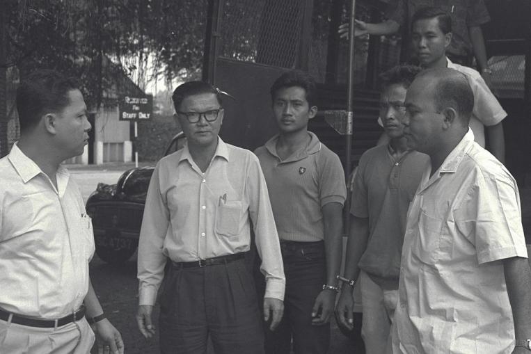 kangope's tweet photo. Usman dan Harun, ketiga dan keempat dari kiri, menjalani hukuman gantung pada 17 Oktober 1968 – setelah proses rayuan/banding gagal. Di hari yang sama Presiden Soeharto meneken Keppres penetapan keduanya sebagai pahlawan pembela kemerdekaan. Via @potretlawas https://t.co/Thm2lqTZ16