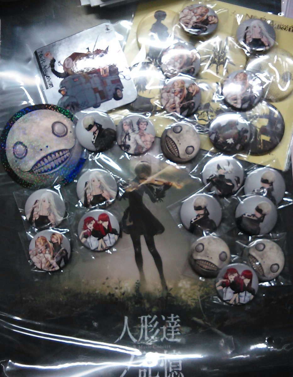 ニーアオートマタ】 スクエニカフェ コースター 缶バッジ コンサート