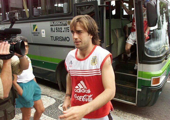 zeneixi's tweet photo. Camiseta roja y blanca con Menem como presidente. Ni a tu vieja le importaba (?) https://t.co/KukScFaqd0
