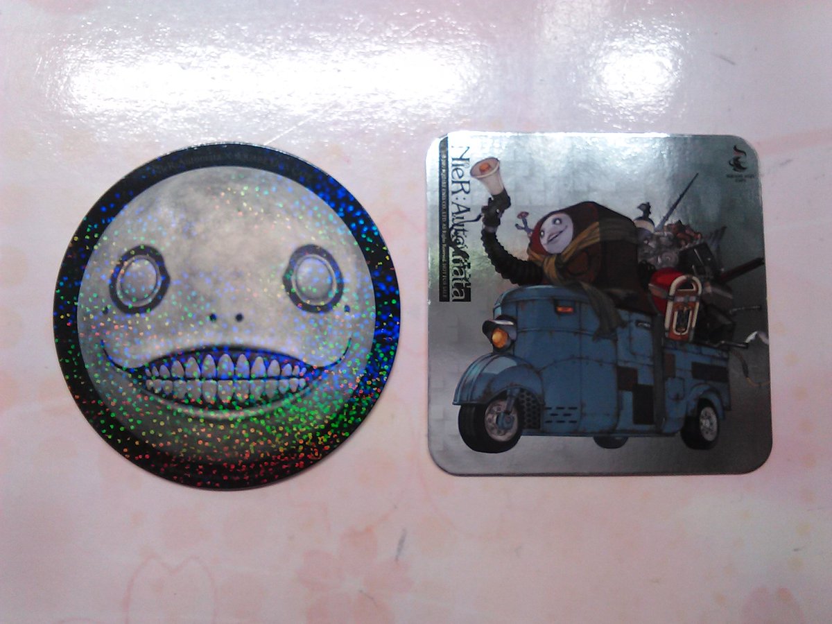 ニーアオートマタ】 スクエニカフェ コースター 缶バッジ コンサート