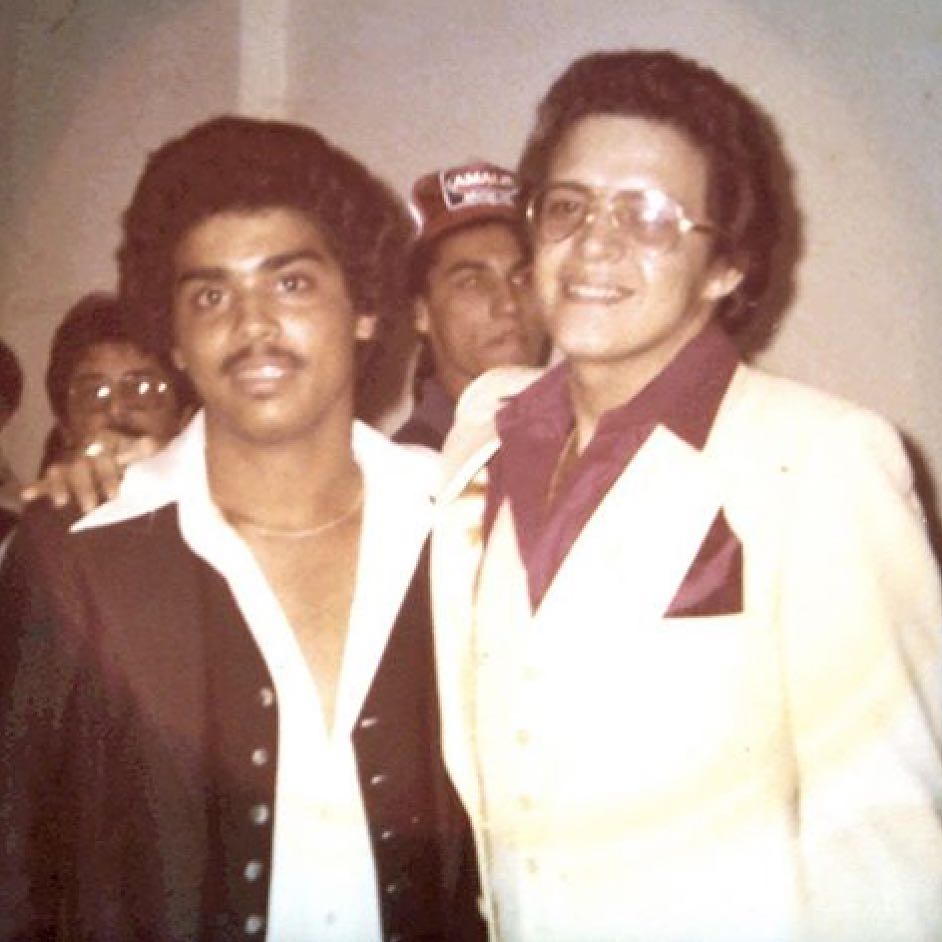 SalsaTrending's tweet photo. [#FotoConSabor]
Extraordinaria imagen de #HéctorLavoe y #GilbertoSR el 07 de abril de 1978 cuando "El Caballero de la Salsa" tenía apenas 16 años.
•#SalsaTrendingTopic• https://t.co/aD0995AuvM
