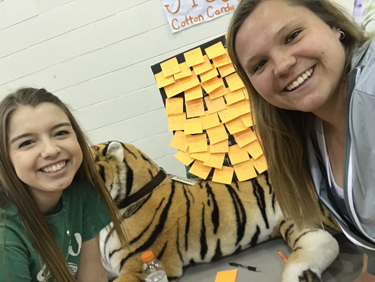 Zaeske5's tweet photo. #DoaneTigerLuck for fighting cancer! Also, thanks stuco for donating $50 for us filling this sign. https://t.co/p6UIRfOSYr
