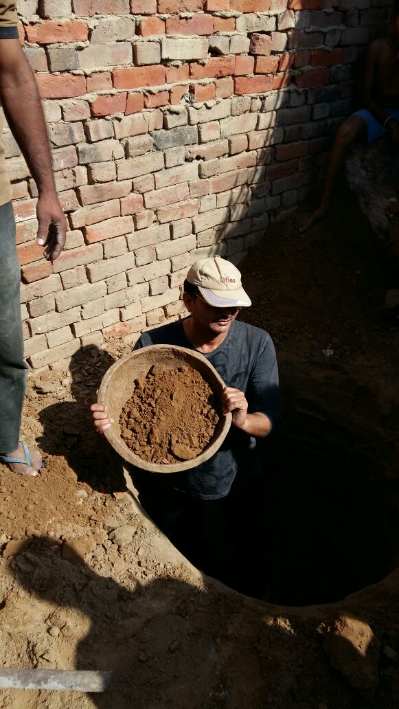 ToiletSansad's tweet photo. #Mission50Hours is going on in #Shikohabad, #India. Today morning Block Development Officer @prabhatmisra #DigThePit in #Ghaghau village, along with Asstt. Dev. Officer Mr Janardan, Village Heads of Ghaghau &amp; Dahini. https://t.co/guJUSHTpgC