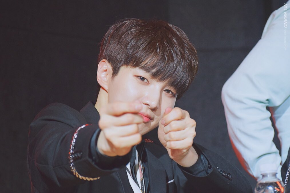 no_brand0409's tweet photo. 180413 첫사인회 

#느와르 #NOIR #준용 #이준용 #JUNYONG #GANGSTA #갱스터 @Noir__official https://t.co/GSvFnLlkwC