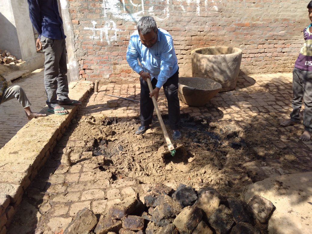 ToiletSansad's tweet photo. #Mission50Hours is going on in #Shikohabad, #India. Today morning Block Development Officer @prabhatmisra #DigThePit in #Ghaghau village, along with Asstt. Dev. Officer Mr Janardan, Village Heads of Ghaghau &amp; Dahini. https://t.co/guJUSHTpgC