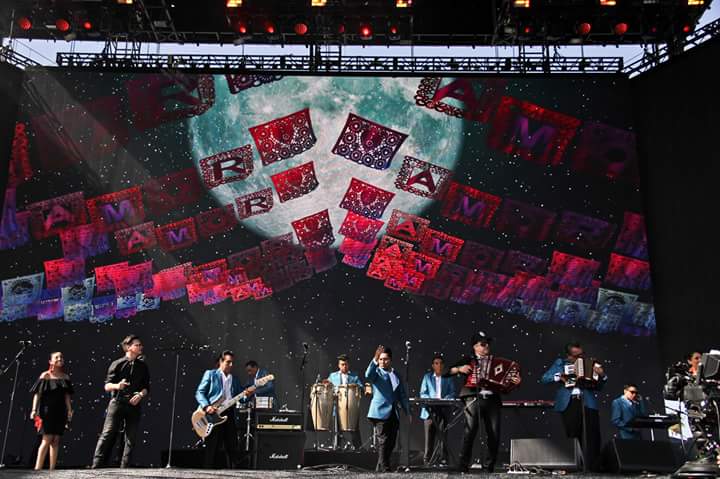 KinkyTheBand's tweet photo. Pues hoy nos invitaron los  @angelesazulesmx a su show en Coachella y la pasamos de lujo!!! Quien estuvo por allá?? https://t.co/WNNgTL5ExE