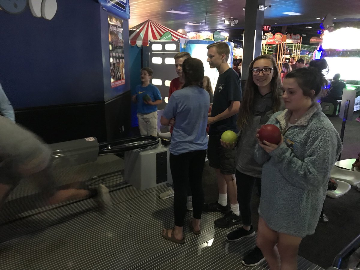 cullyhonortrip's tweet photo. Big winners tonight at Incredible Pizza Company...we also discovered the greatest form of bowling. Apparently mini bowling is lit! Big winners tonight as @mblovett1 hits for 1,020 tickets and 2 students split 10,000! #stl2018 https://t.co/0LFrJxk4Mv