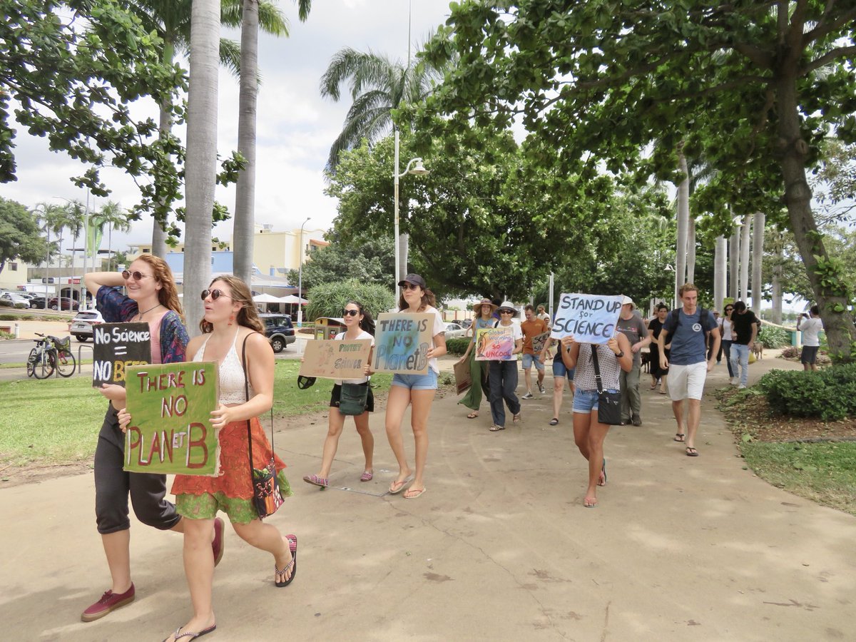 VickiJunk's tweet photo. March for Science in Townsville. So inspiring! #ScienceMarchTSV #ScienceMarchAu #ScienceNotSilence #KeepMarching #MarchForScience @RACI_HQ @RACI_Inorganic @RACIQld #ozchem @jcu @peterjunk2 https://t.co/zB5Tz3I0hl