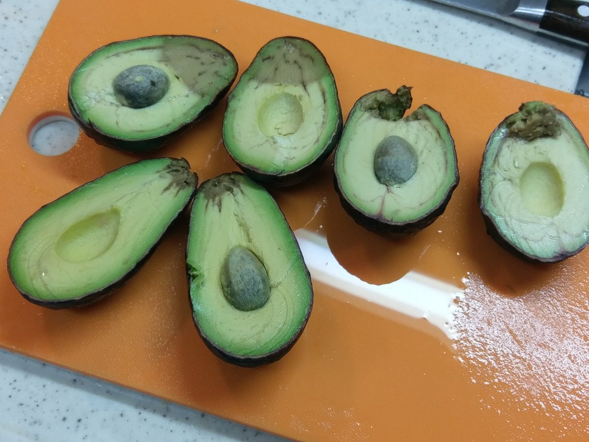 桑名 あきら 出汁を沸かしつつアボカドの準備 痛みが酷いので一個追加 アボカドって上から腐るんだな