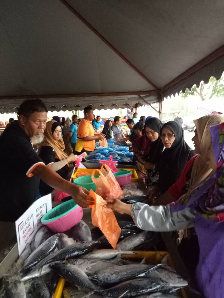LKIM_TOKGAJAH's tweet photo. 14 Apr 2018 : PJSR Parlimen Rompin tlh blangsung pg ini di Dewan Majlis Daerah Rompin. Jualan ikan Qfish &amp; ikan segar terus mdpt sambutan.. alhamdulillah laku keras! Semua stok yg dibawa habis terjual sebelum prog berakhir.. poh palehhhh!!

#PJSR2018
#LKIMDiHati
#pahangsoawesome https://t.co/YQIuo33bdf