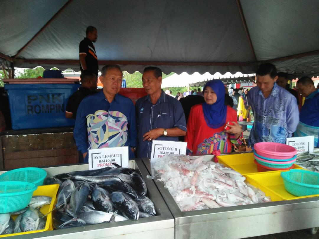 LKIM_TOKGAJAH's tweet photo. 14 Apr 2018 : PJSR Parlimen Rompin tlh blangsung pg ini di Dewan Majlis Daerah Rompin. Jualan ikan Qfish &amp; ikan segar terus mdpt sambutan.. alhamdulillah laku keras! Semua stok yg dibawa habis terjual sebelum prog berakhir.. poh palehhhh!!

#PJSR2018
#LKIMDiHati
#pahangsoawesome https://t.co/YQIuo33bdf